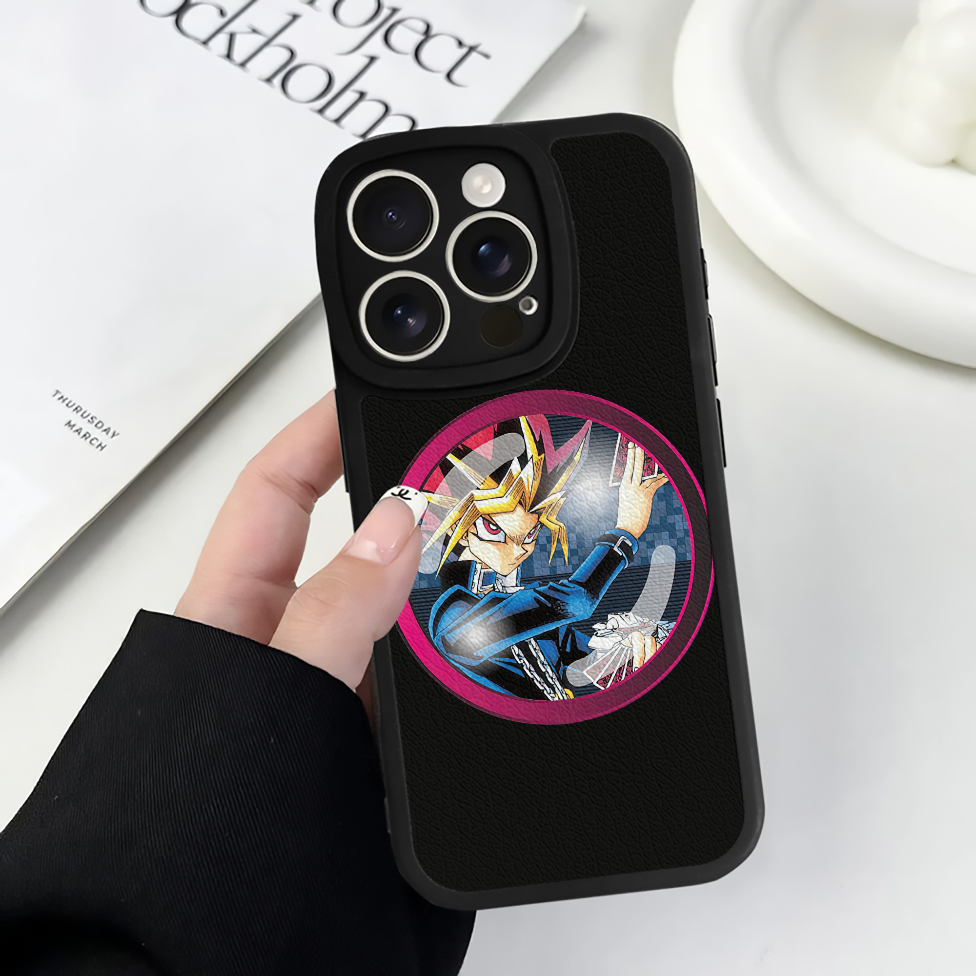 遊☆戯☆王 Yu-Gi-Oh! 【iPhone 16シリーズ対応】シリコンスマホケース（レザー調） 材質：シリコン